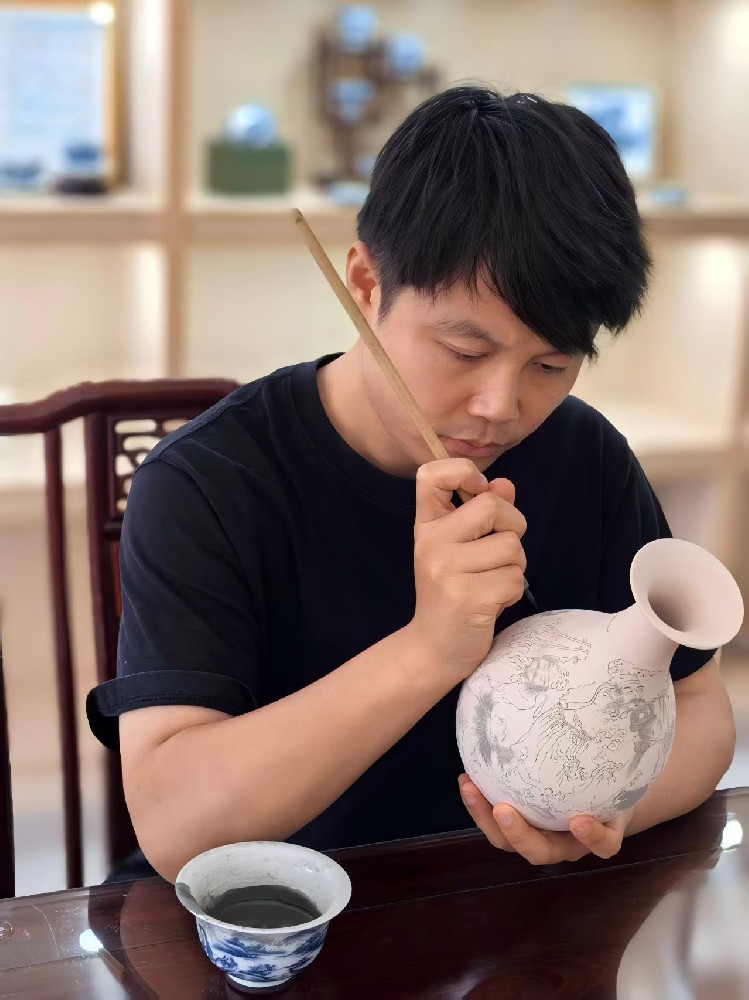 查啟濤（國(guó)瓷紅葉畫(huà)院高級(jí)畫(huà)師）